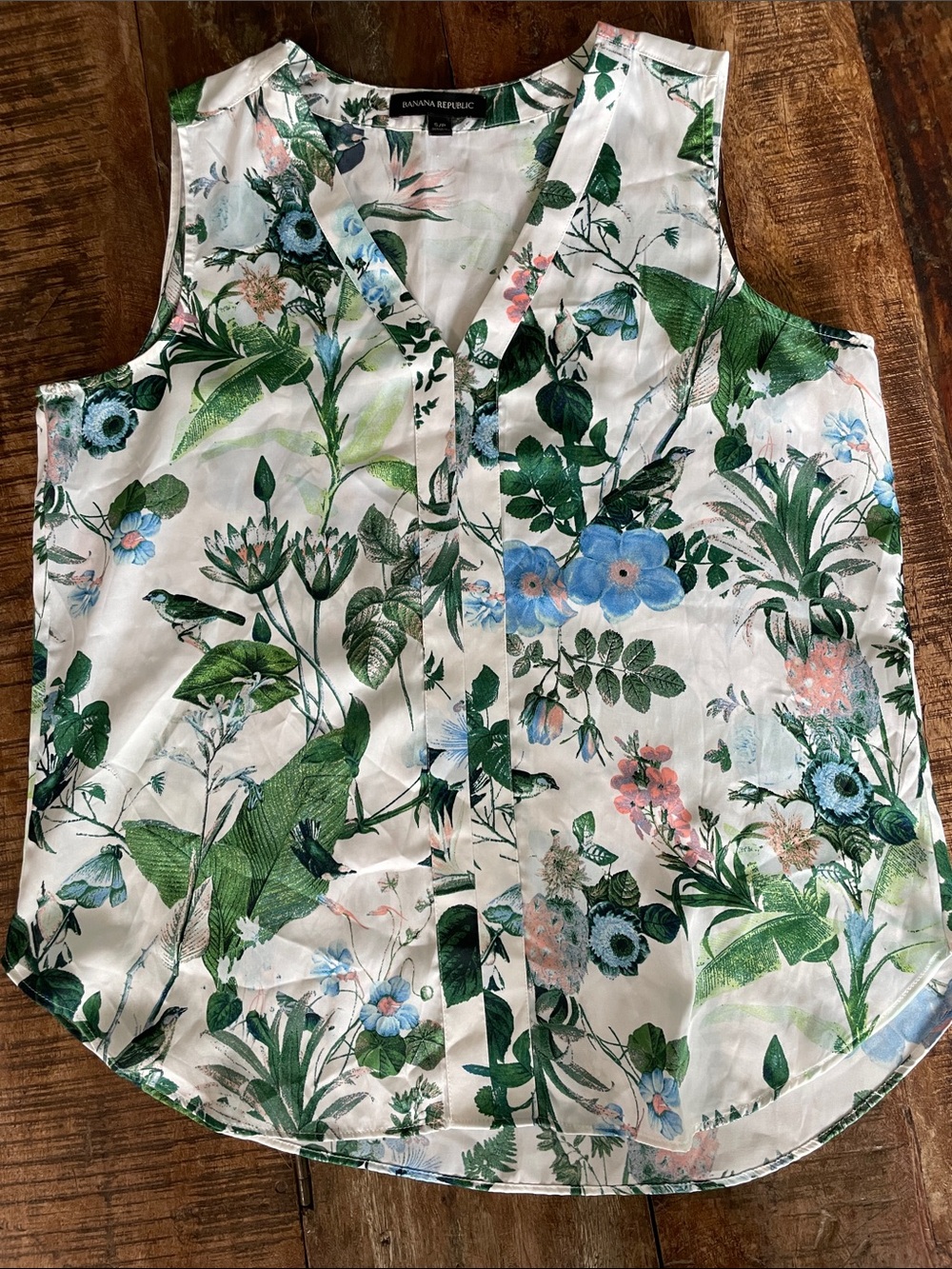 Banana Republic White Floral V-Neck Sleeveless Top